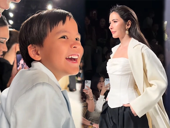 ศรีริต้า - กรณ์ พาลูกชาย น้องกวิณท์ ดูคุณแม่เดินแบบครั้งแรก ตื่นเต้นสุด ๆ ส่งเสียงเชียร์ลั่น