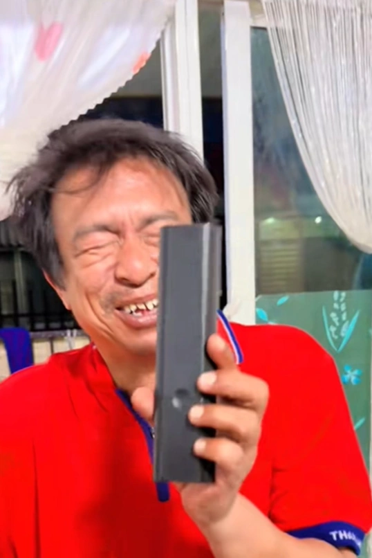 พ่ออยากเป็นสามีที่ดี ออกไปซื้อเค้กให้แม่ แต่ดันหยิบสิ่งนี้ออกไปจ่ายเงิน