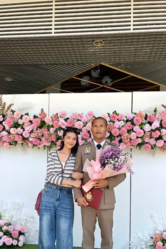เมื่อพ่อถ่ายรูปกับลูก ความพีคอยู่ที่รูปสุดท้าย รู้เลยว่าใครคือลูกรักตัวจริง
