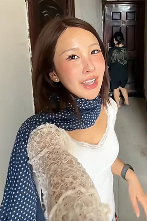 สาวไทยเที่ยวบ้านเพื่อนคนจีน จนรู้ว่าหลังประตูบานนั้นมีอะไร ถึงกับไปไม่เป็น
