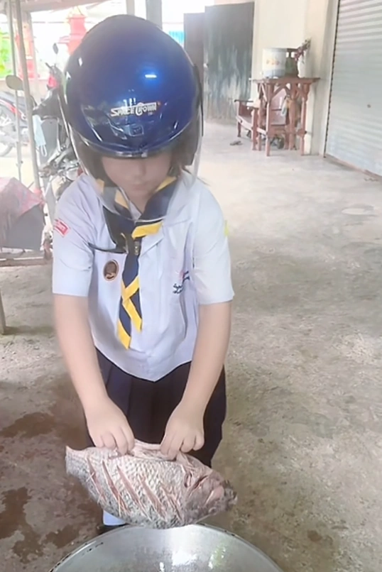หนูน้อยหัดทอดปลาครั้งแรก หลังจากที่เอาปลาลงกระทะ ชาวเน็ตพากันขำและเอ็นดู