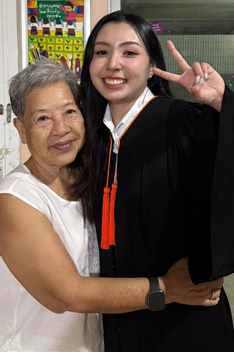 ย่าไปงานรับปริญญาหลาน แต่ไม่คิดว่าย่าจะทำแบบนี้ตอนถ่ายรูป