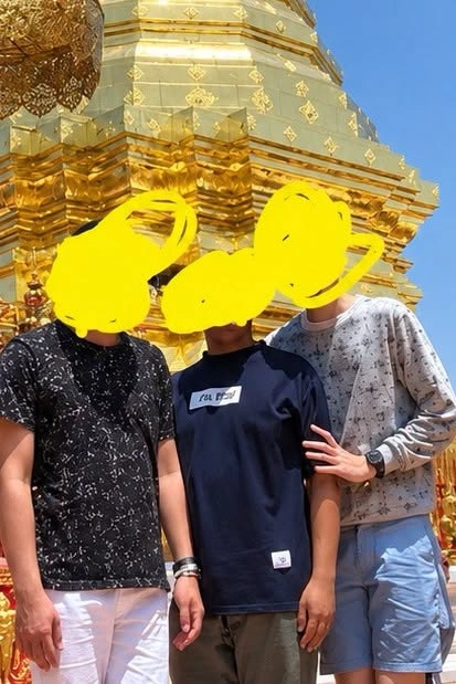 ยืนถ่ายรูปสวย ๆ ในวัด ท่ามกลางแดดร้อน แต่ชาวเน็ตโฟกัสที่ข้างล่าง