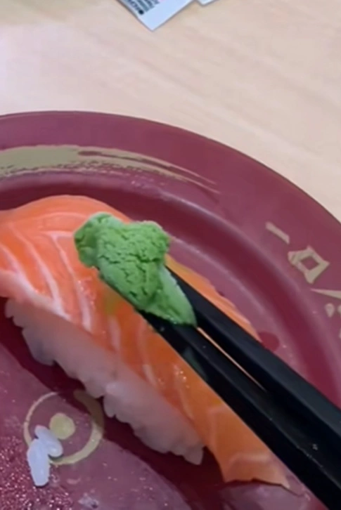เมื่อหัดกินวาซาบิครั้งแรก คีบวาซาบิวางบนซูชิ แต่พอดูอีกทีนั้น…