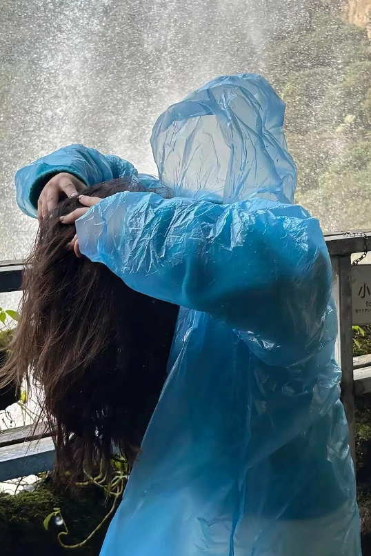 ภาพไวรัลสาวเที่ยวน้ำตกในจีน ที่ทำชาวเน็ตถึงกับดูอีกรอบ