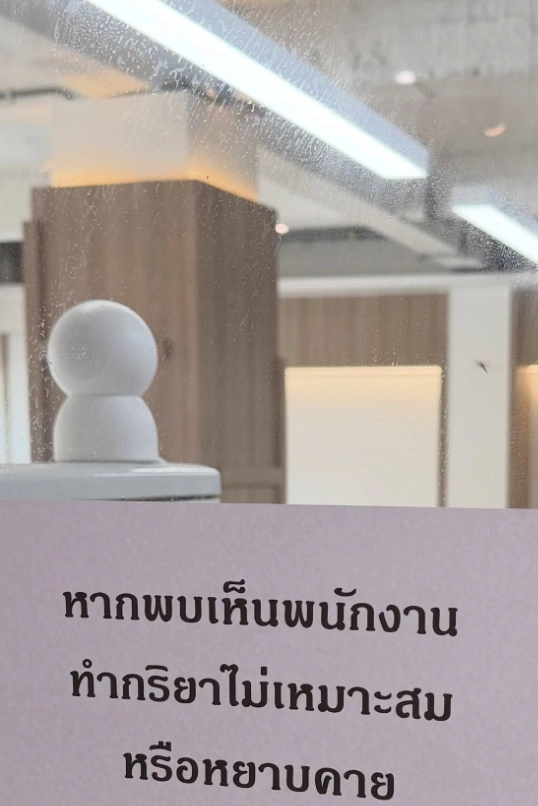 คาเฟ่แปะป้ายบอกลูกค้า หากเจอพนักงานทำกิริยาไม่เหมาะสม นึกว่าจะให้แจ้ง ที่ไหนได้…