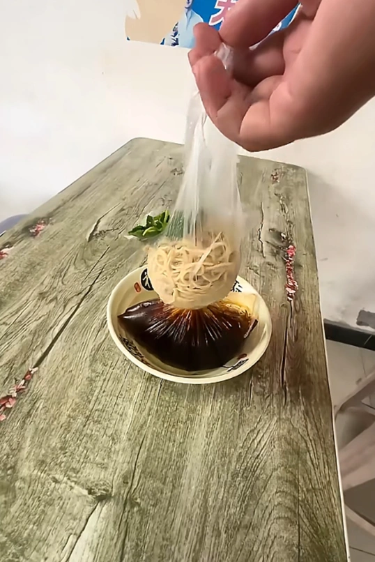 สั่งก๋วยเตี๋ยวแยกน้ำซุปใส่ถุง แต่สิ่งที่ร้านทำให้ มันเหนือชั้นไปอีกขั้น