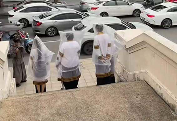 ถ่ายรูปรับปริญญาแบบใหม่ ใหม่จนยังไม่ได้แกะออกจากถุง