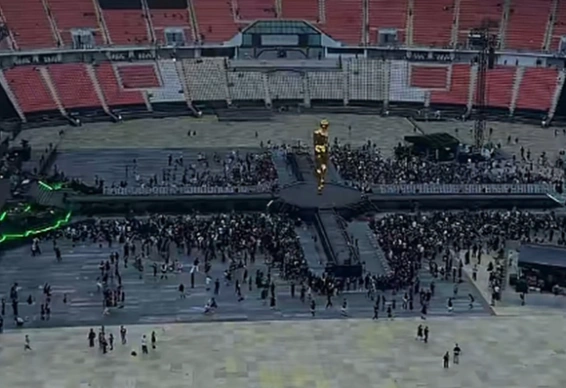 หนุ่มไปดูคอนเสิร์ต The Weeknd เห็นหุ่นสีทอง 2 ตัว ว่าแต่… อันนั้นมาไง
