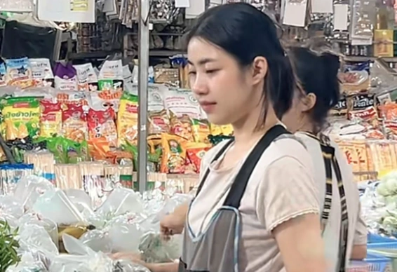 เดินซื้อของในตลาด อยู่ ๆ เจอแม่ค้าขายผักสวย แทบอยากเหมาหมดร้าน