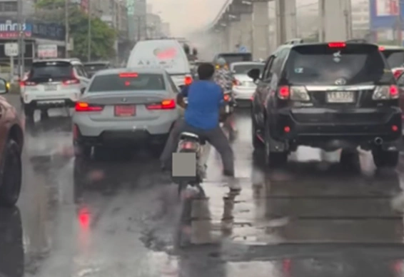 ฝนตกหนักและสภาพถนนแย่แค่ไหน แต่พี่มอเตอร์ไซค์ไปเอาวิชานี้มาจากที่ใด