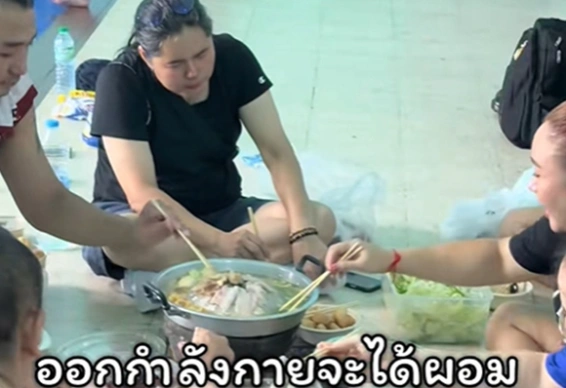 ในขณะที่คนอื่นตีแบดอย่างมุ่งมั่น แต่ข้างสนามนั้น ถึงกับตั้งวงใหญ่เลยทีเดียว