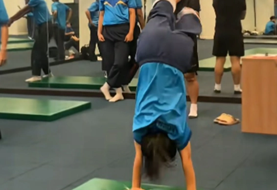 นักศึกษาฝึกตีลังกาให้ครูพละดู ผลที่ออกมานั้น ทำครูกลั้นขำไม่ไหว