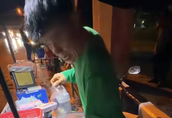 แวะซื้อข้าวโพดย่าง แต่เจอลีลาพ่อค้าไป ผมนี่ให้เต็มสิบเลย