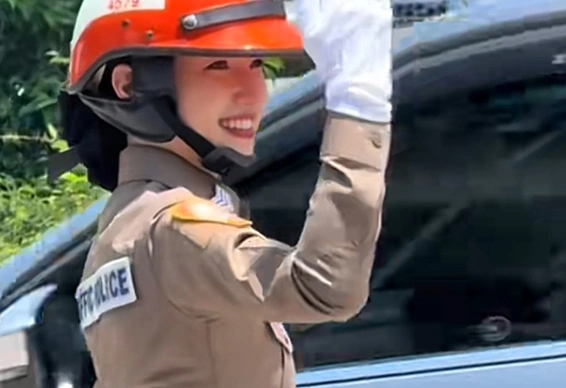 ตำรวจจราจรสาว ยืนโบกรถกลางแดด ที่ทำชาวเน็ตสะดุดไปกับออร่าความสวย