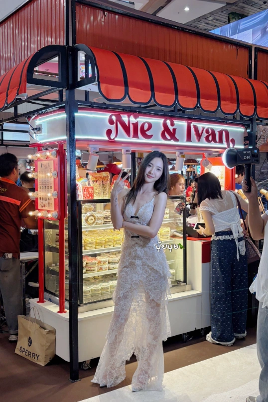 เนเน่ พรนับพัน กับชอตสวยสร้างเรื่อง นึกว่ามีคนเอาสแตนดี้ไปวางจริง ๆ