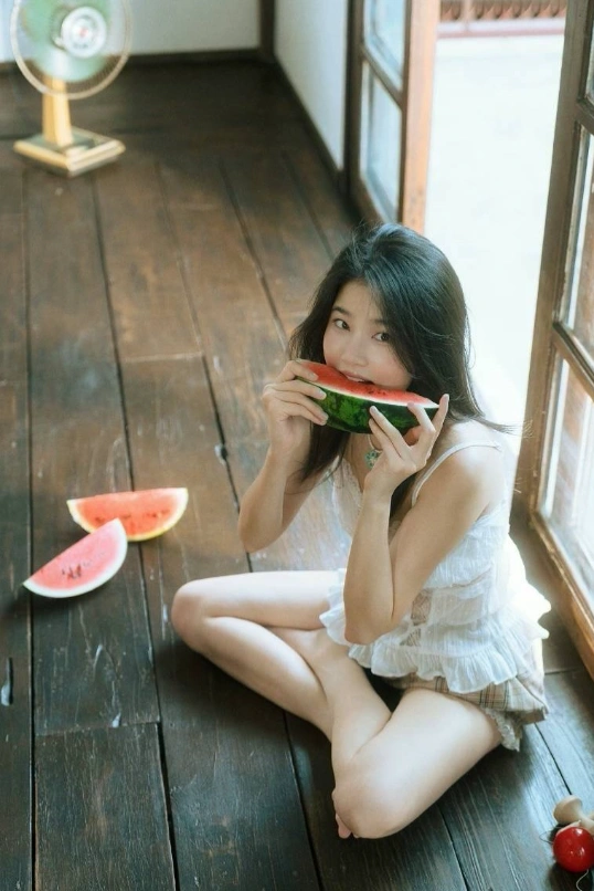 ฝน ศนันธฉัตร ใส่ชุดสายเดี่ยวลูกไม้ สาดลุคกินแตงโมแบบละมุน