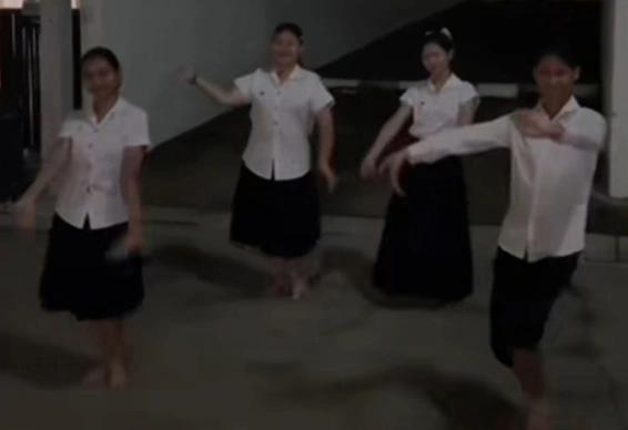 เด็กนาฏศิลป์ซ้อมรำ ก่อนหันไปเห็นอะไรแปลก ๆ ไม่คิดว่าจะเห็นชัดขนาดนี้