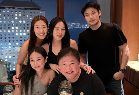 ปันปัน สุทัตตา แชะภาพกับครอบครัวแบบอบอุ่น ในทริปฮ่องกง