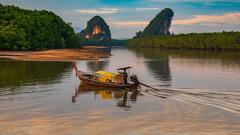 เขาขนาบน้ำ จ.กระบี่ ชวนนั่งเรือหัวโทง ชมวิวภูเขาหินปูนกลางสายน้ำ