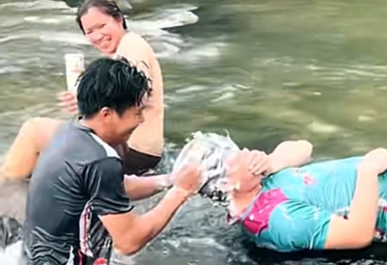 เปิดซาลอนกลางน้ำตก พร้อมบริการสระผมฟรี สระทีได้มีคอเคล็ด