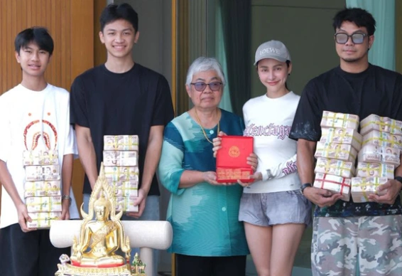 หนุ่ม กะลา หอบเงินหอบทองเข้าบ้านใหม่ พร้อมบรรยากาศอยู่กับครอบครัวพร้อมหน้าพร้อมตา