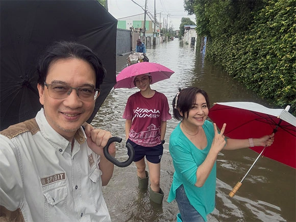 กวาง กมลชนก เปิดภาพน้ำท่วมบ้าน ลั่นปี 54 ยังไม่หนักเท่านี้ ห่วงแม่เจอน้ำถึงเตียง
