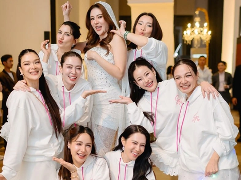 เปิดภาพ After party แก๊งเพื่อนเจ้าสาวงานแต่งโอ๋-เบียร์ สวยแซ่บครบทีม