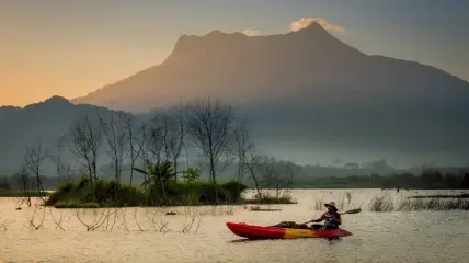 เที่ยวอ่างเก็บน้ำคลองหิน กระบี่ สัมผัสวิวภูเขาและผืนน้ำสุดสงบ