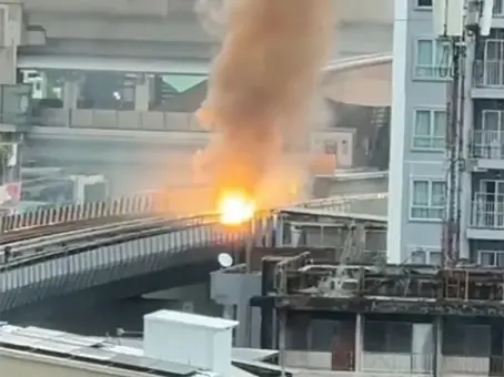 ไฟไหม้รางรถไฟฟ้า สถานีเตาปูน ควันโขมงลอยเต็มฟ้า สงสัยเกิดจากอะไร