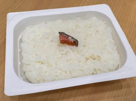 ข้าวกล่องราคาถูก ข้าวเน้น ๆ แต่ปลาชิ้นจิ๋ว หวั่นกับไม่พอกิน ก่อนลงเอยเรียกเสียงฮา
