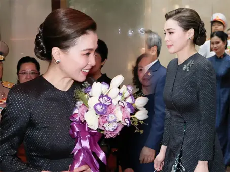 ชมลุคแรก พระราชินี เสด็จฯ เยือนเวียดนาม ฉลองพระองค์ผ้าไหมมัดหมี่ลายเม็ดข้าวสาร 