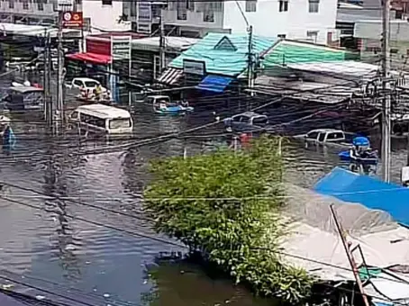 ประมวลภาพ เคหะร่มเกล้า หลังเจอน้ำท่วมหนัก บางจุดน้ำเริ่มเน่าเสีย