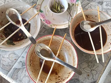 แม่ค้าร้านก๋วยเตี๋ยวเปิดใหม่ งงลูกค้าวางช้อน-ตะเกียบแปลกตา ก่อนเจอคำตอบชวนยิ้มออก
