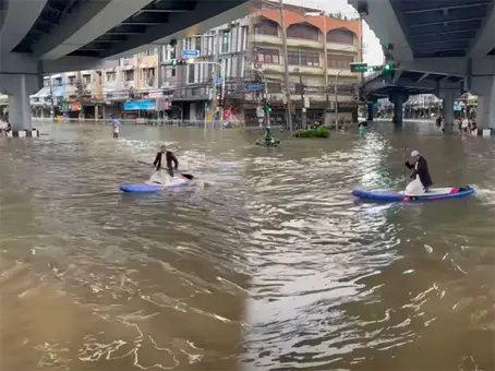 น้ำท่วมแล้วไง คนไทยงัดเรือมาพาย ฝ่าไฟแดงชิล ๆ ตำรวจไม่จับ ล่าสุดรู้แล้วรีบพายไปไหน