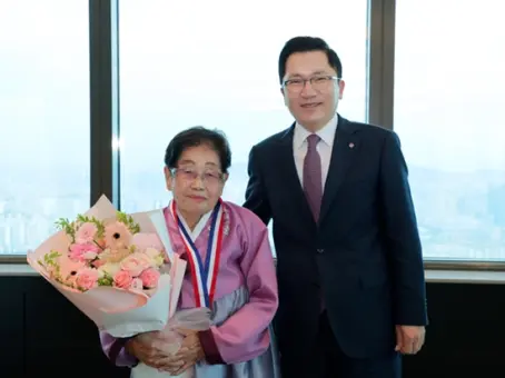 ฮือฮา ยายเกาหลี อายุ 100 ปี ยังทำงาน ออกไปพบลูกค้า-ปิดดีลมาต่อเนื่อง รุ่นเก๋าของแท้