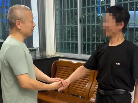 ลุงเก็บขยะมา 21 ปี นอนตึกร้าง เบื้องหลังชีวิตสุดลำบาก ไม่เคยรู้มีบำนาญอยู่ 2.1 ล้าน