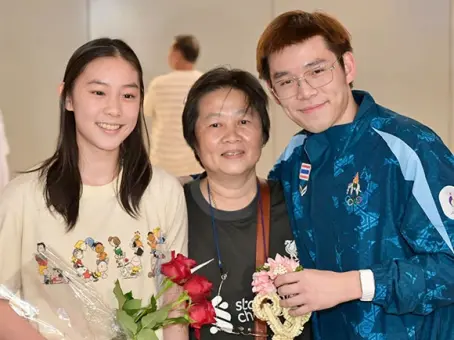 วิว กุลวุฒิ ถึงไทยแล้ว น้องส้ม - คุณแม่ ต้อนรับสุดอบอุ่น แฟน ๆ ยิ้มตาม น่ารักมาก
