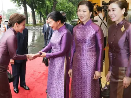 เผยงานดีเทลชุด ภริยา ปธน. เวียดนาม ใช้ผ้าไหมไทยสีม่วง แมตช์ลุค พระราชินี