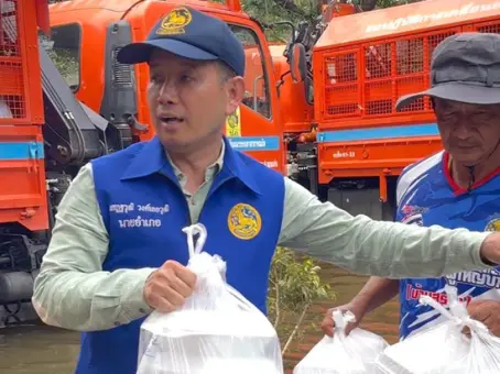 ย้ายฟ้าผ่า ! นายอำเภอบ้านสร้าง ซัดไม่ทุ่มเททำงาน ทั้งที่ไลฟ์ช่วยน้ำท่วมเกือบทุกวัน