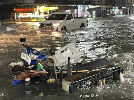 พัทยาจมบาดาล ฝนตกหนักทั้งคืน น้ำท่วมสูงกว่า 1 เมตร คนต่างชาติถูกกระแสน้ำพัดหาย
