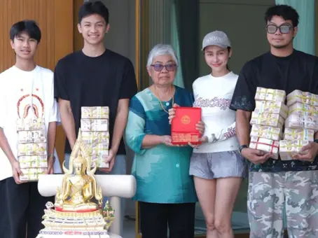หนุ่ม กะลา หอบเงินหอบทองเข้าบ้านใหม่ พร้อมบรรยากาศอยู่กับครอบครัวพร้อมหน้า